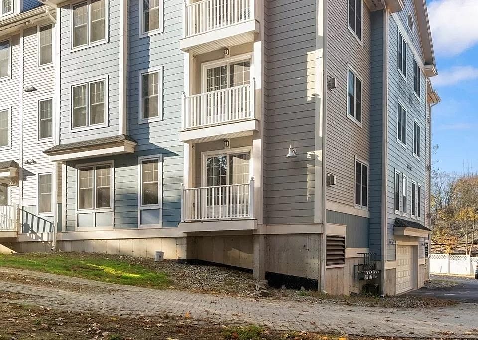 Rear facing unit with balcony