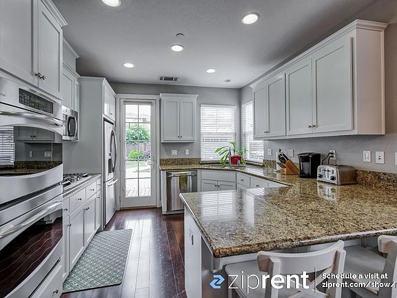 4th image of 427 S Bayview Ave