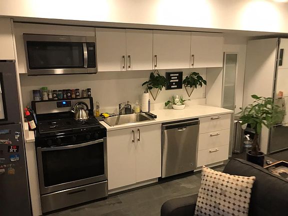 4th image of 598 W Laurel St #8