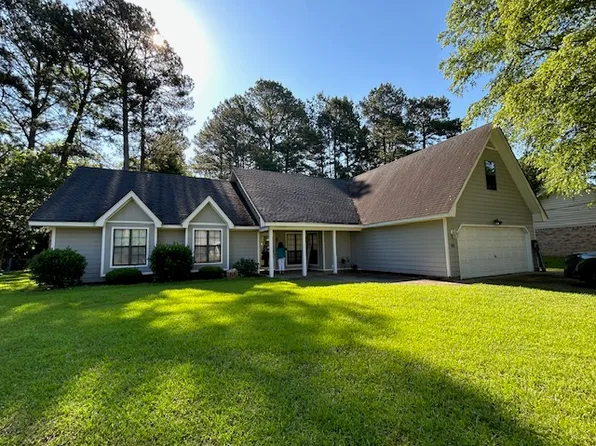 90 Friar Tuck Cir, Columbus, MS 39705