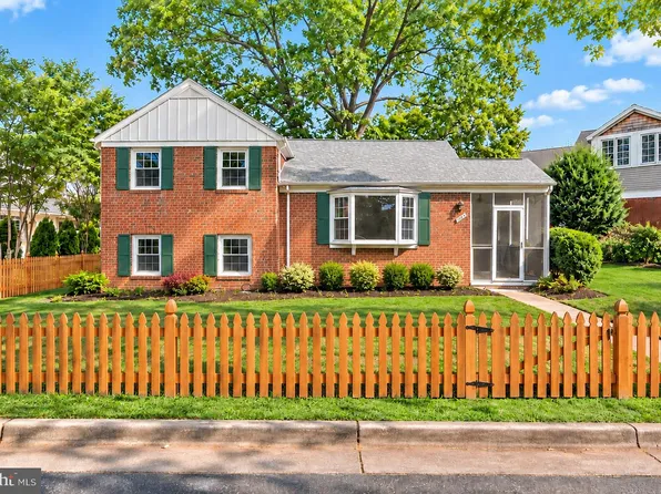709 W View Ter, Alexandria, VA 22301