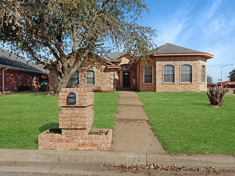 FRONT VIEW OF THE HOUSE