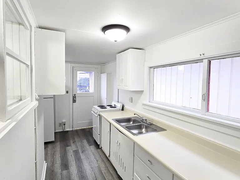 105 Maple Ave — Photo 2