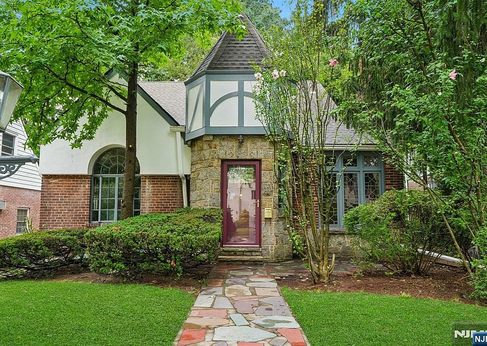 1st image of 1094 Belle Ave