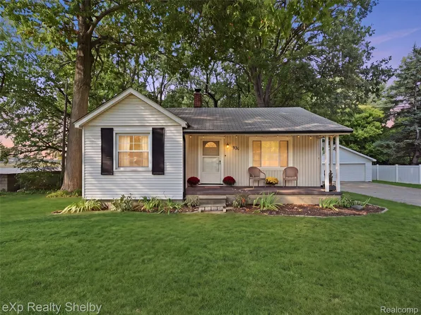 920 W Gardenia Ave, Madison Heights, MI 48071