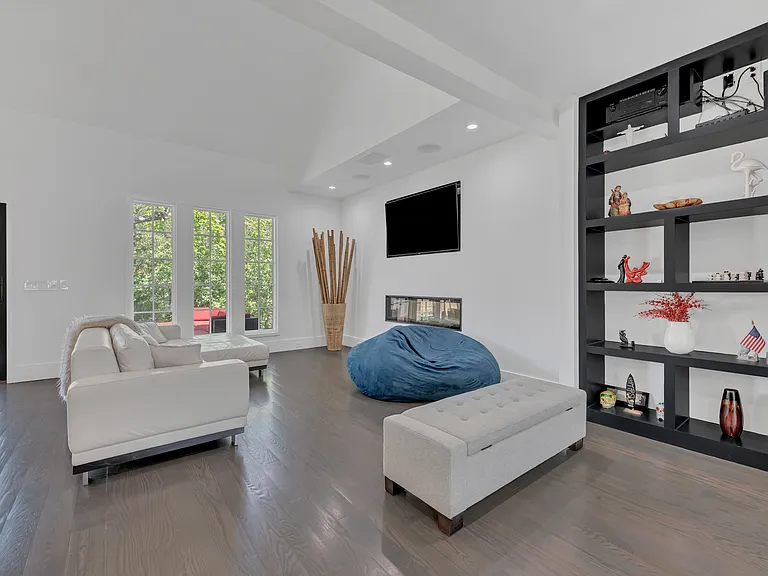 134 Carriage Dr — Photo 4