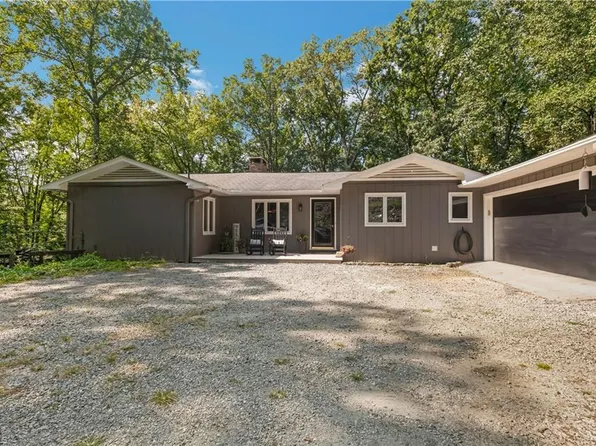 225 Mountain Shadows Ln, Columbus, NC 28722