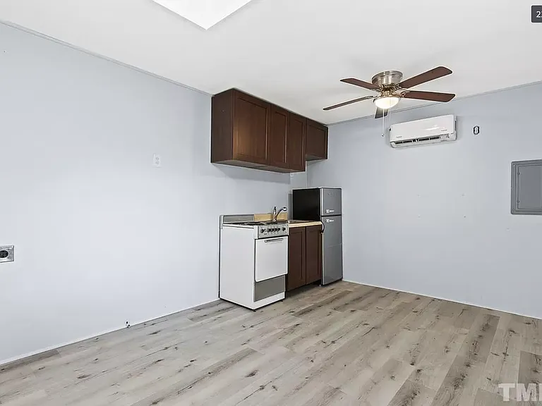 601 Berkshire Dr — Photo 2