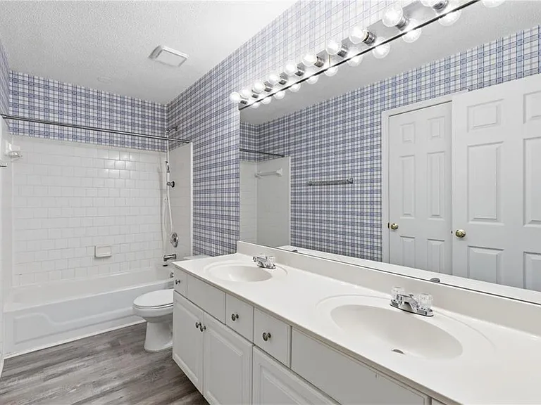 6430 Barwick Ln — Photo 31