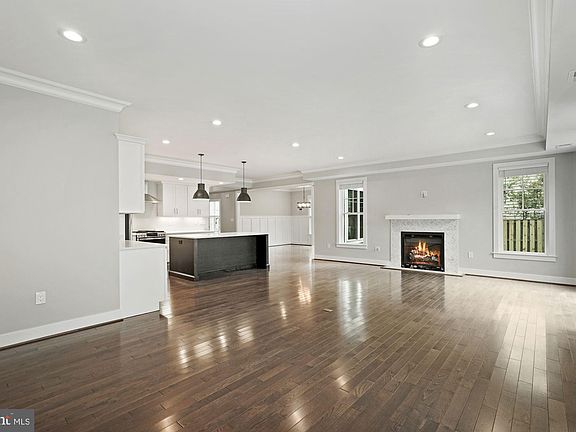 3rd image of 517A Great Falls St