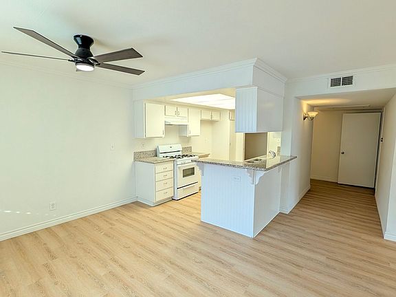 2nd image of 13131 Moorpark St APT 203