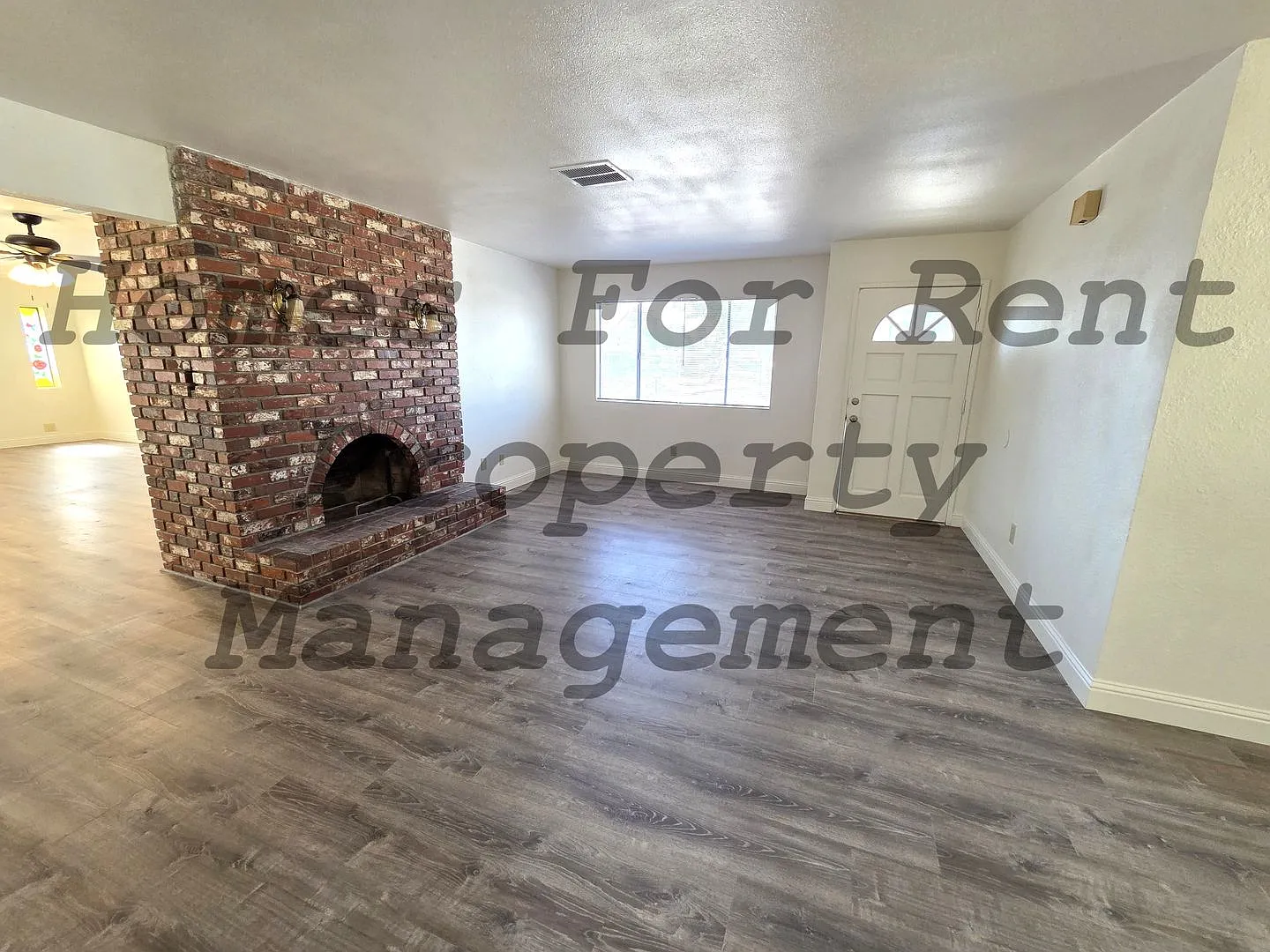 Beautiful 5 Bedroom 2 Bath Home on Cul-De-Sac — Photo 2