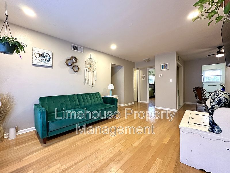 1st image of 805 Spencer Ct #1