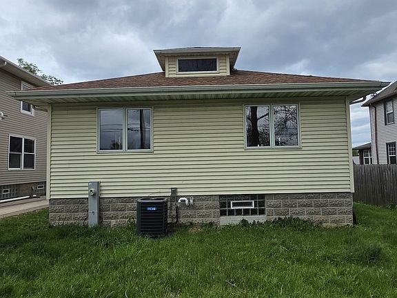 2nd image of 900 Cochrane Ave