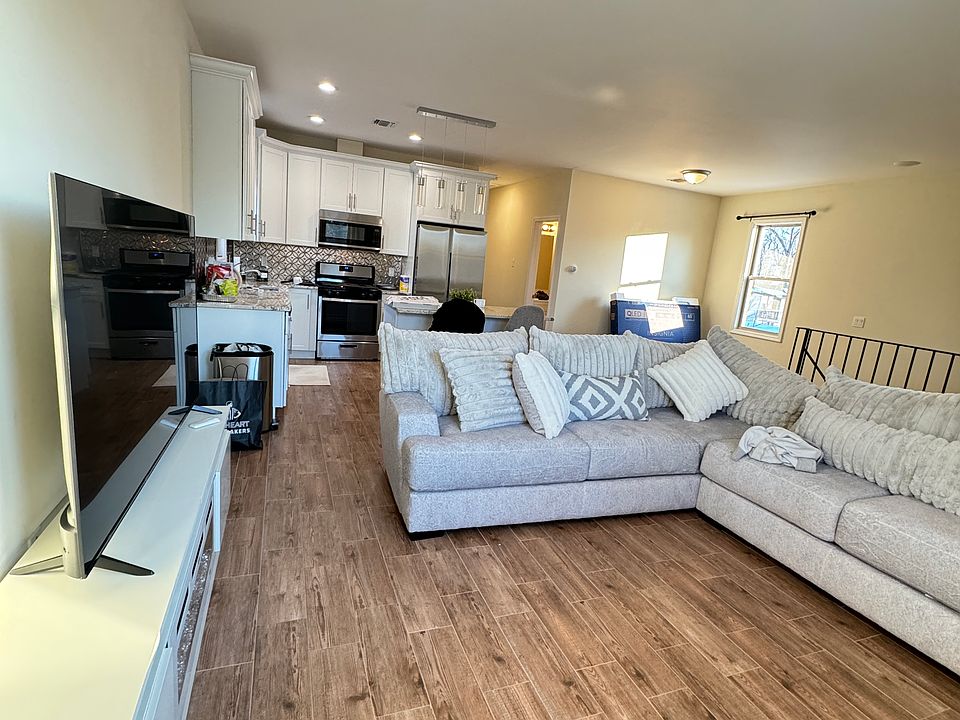 1st image of 170 Edgegrove Ave #2R