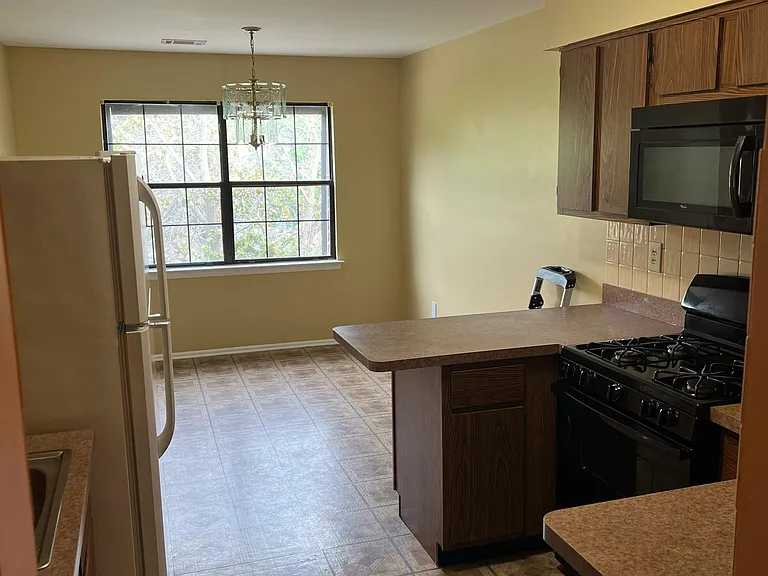 1811 Green Hollow Dr — Photo 17