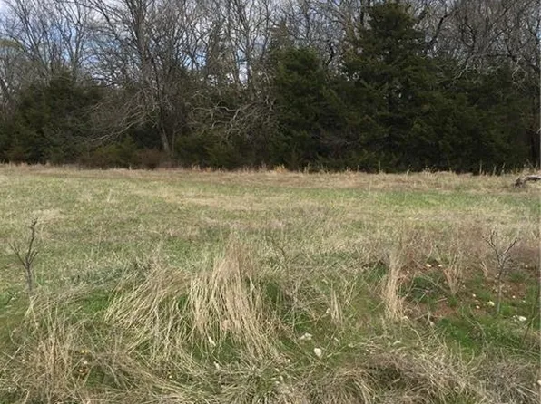 102 Golf Course Dr, Mound City, KS 66056