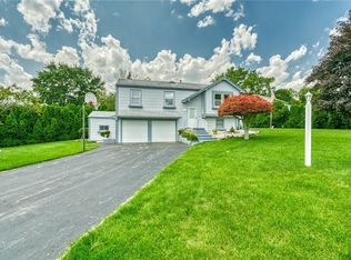 7 Hornbeam Ln, Penfield, NY 14526
