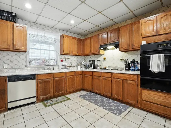 163 Lincoln Street image 10 of 27