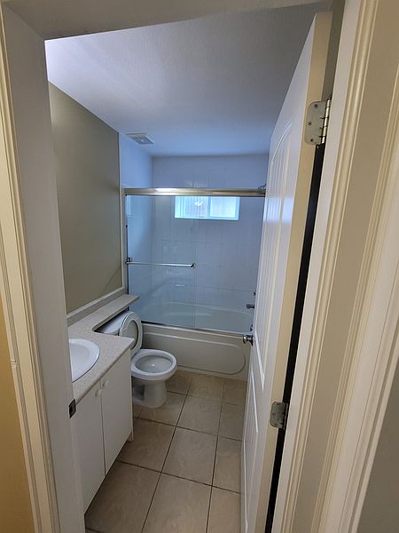 Surrey Apartment for rent - 2 Bedrooms — photo 4