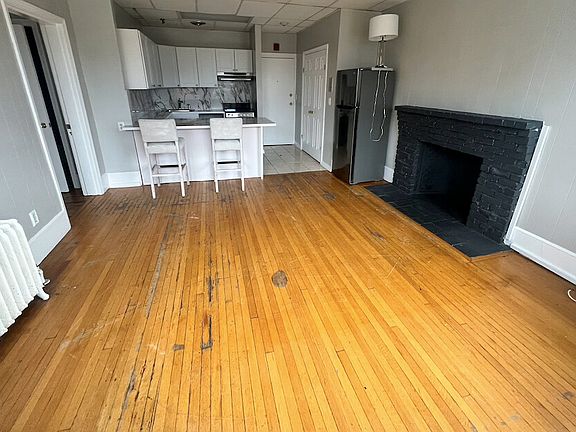 2nd image of 922 Beacon St #12A
