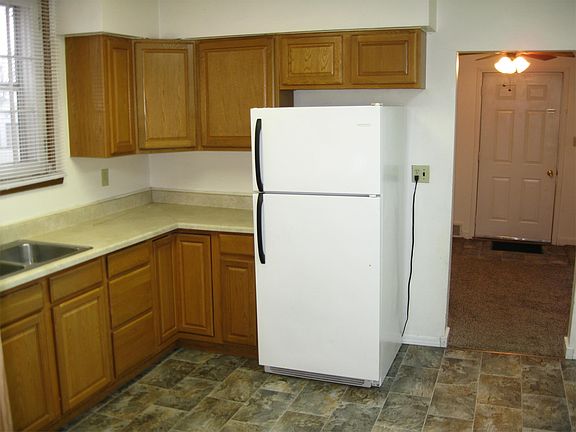 4th image of 207 S Line St APT 3
