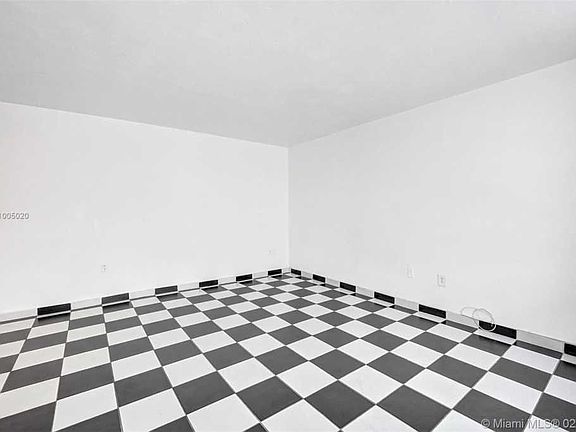 5th image of 701 Collins Ave APT 1D