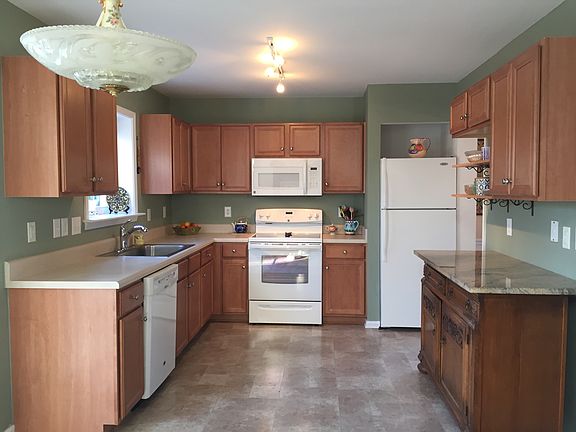 2nd image of 2405 Summit Dr