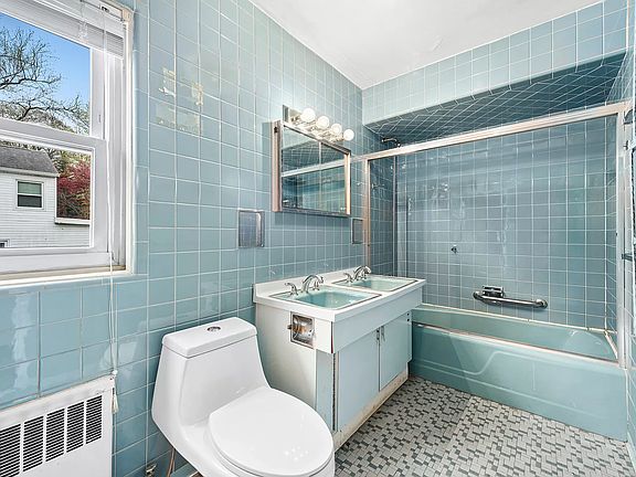 5th image of 602 W 231st St