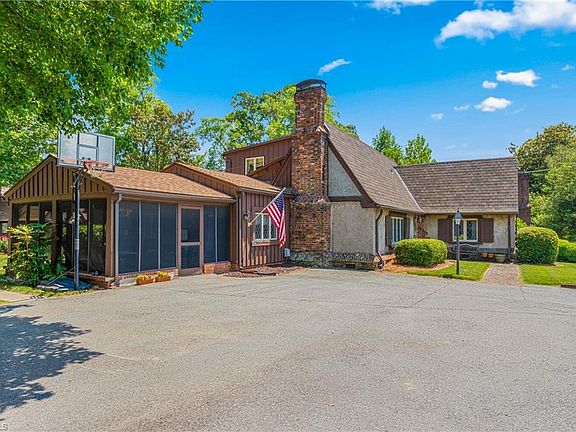 3rd image of 1014 Country Club Dr