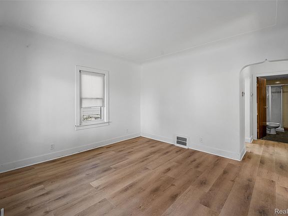 5th image of 147 Charles St