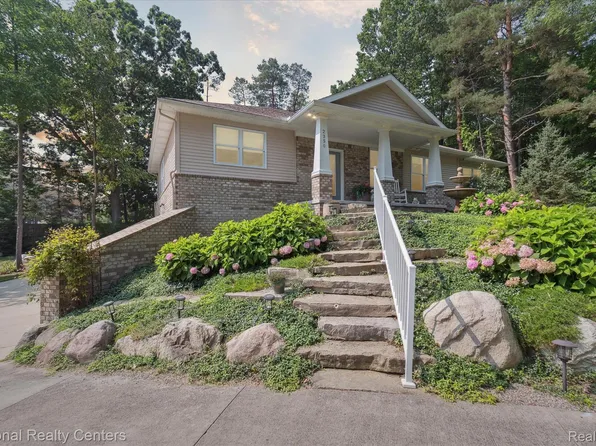 2350 Melton Dr, Howell, MI 48843