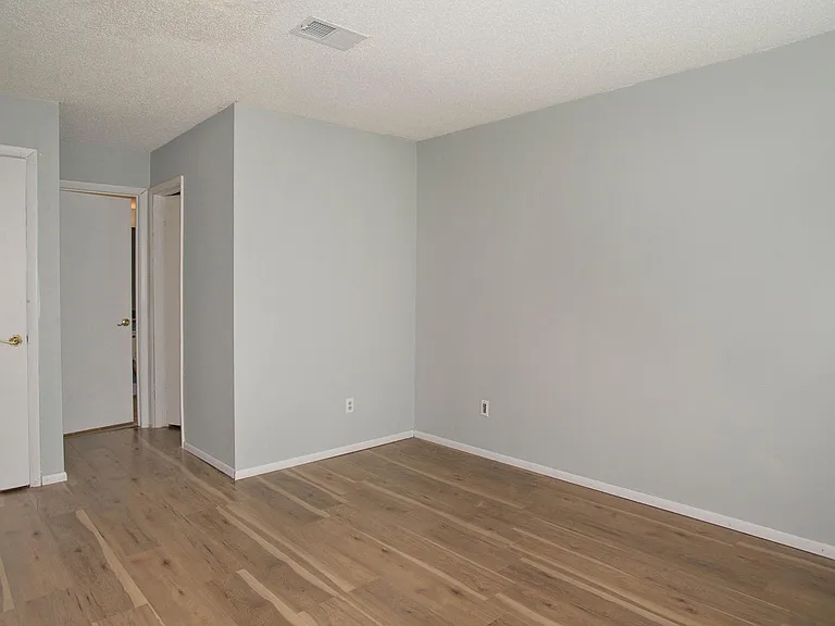 1716 Waters Edge Dr — Photo 14