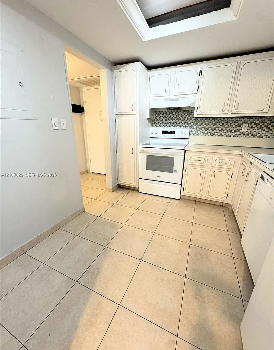 2781 Taft St — Photo 2