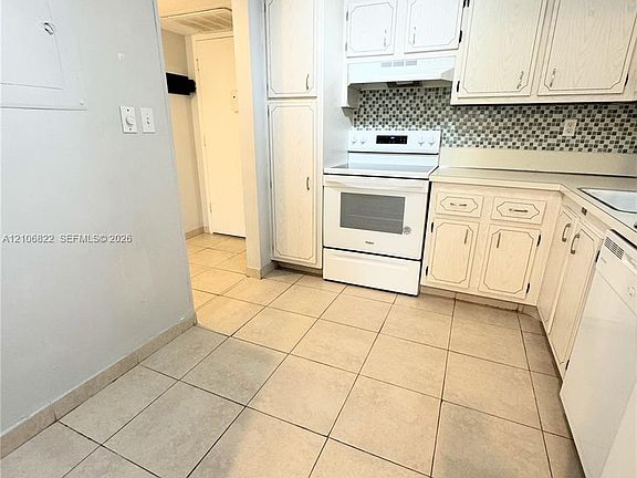 2nd image of 2781 Taft St APT 111
