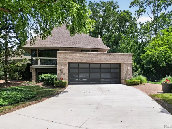 5044 Christy Ct, Troy, MI 48098