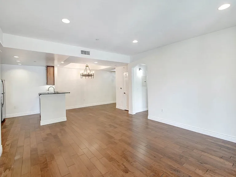 4410 Sepulveda Apartments — Photo 34