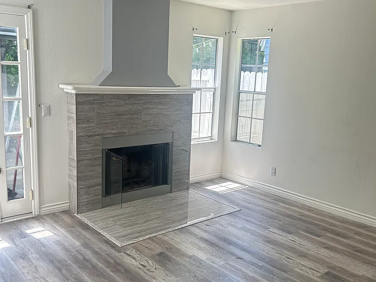 686 Pacific Cove Dr — Photo 3
