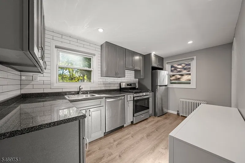 3 bed, 1.0 bath, 1200 sqft, $3,400 — Photo 3