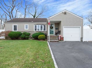 1189 Ott Ln, Merrick, NY 11566