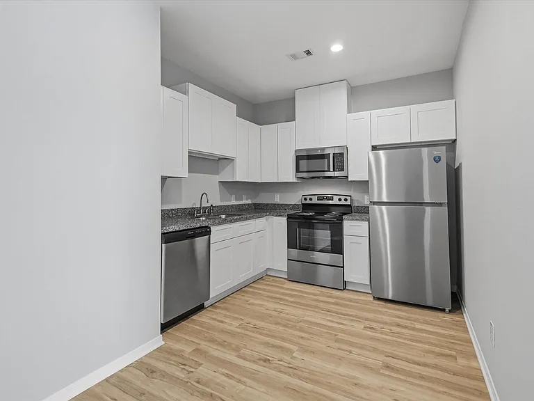 205 N Bay Ave #B — Photo 11