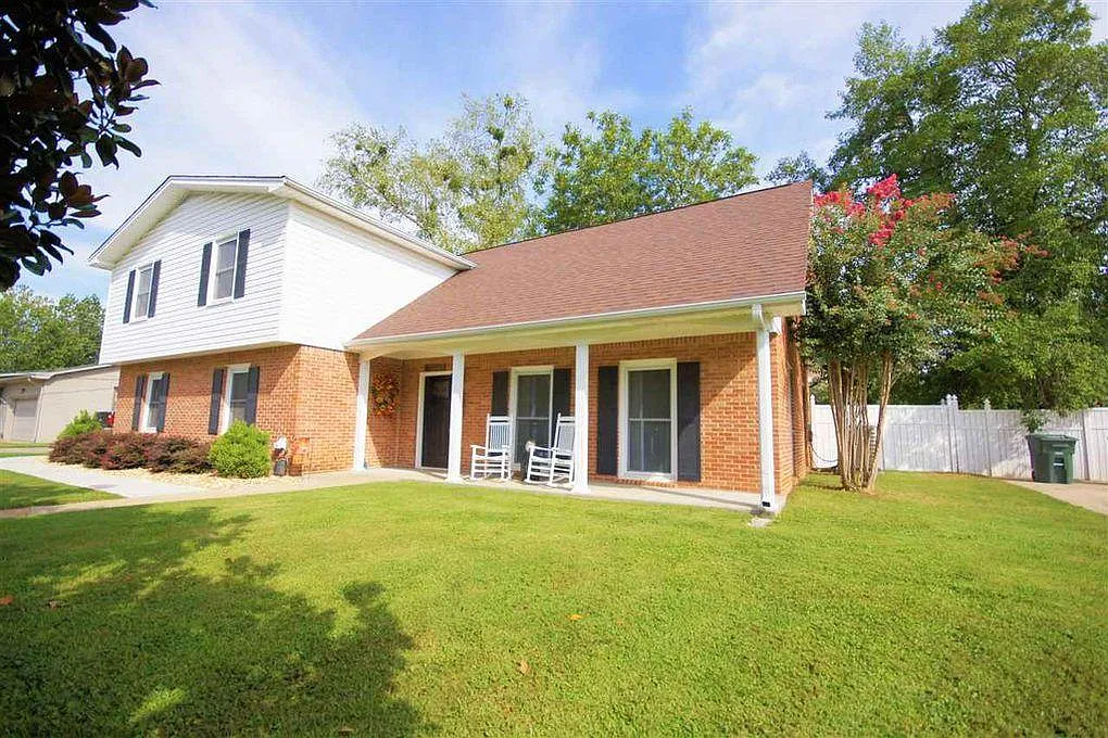 5 bed, 2.5 bath, 2317 sqft, $2,495 — Photo 2