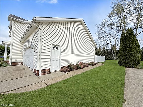 3rd image of 921 Lockwood Rd