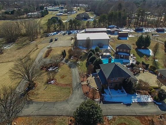 2nd image of 1095 Ashburn Dr