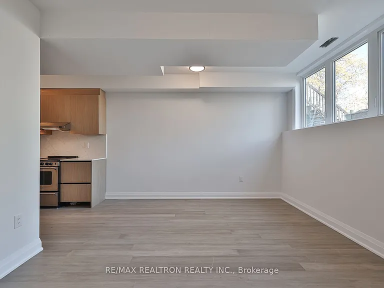 101 Sophia St W — Photo 8