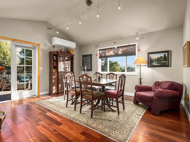 648 Denver St — Photo 4