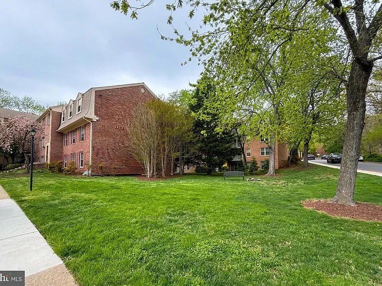 6008 Westchester Park Dr #T2 — Photo 12
