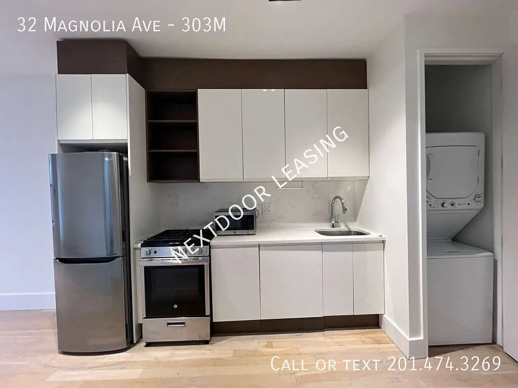 32 Magnolia Ave — Photo 1