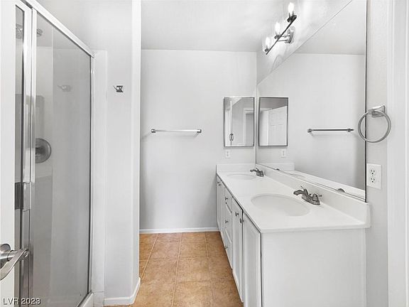 5th image of 916 Majestic Oak St #A