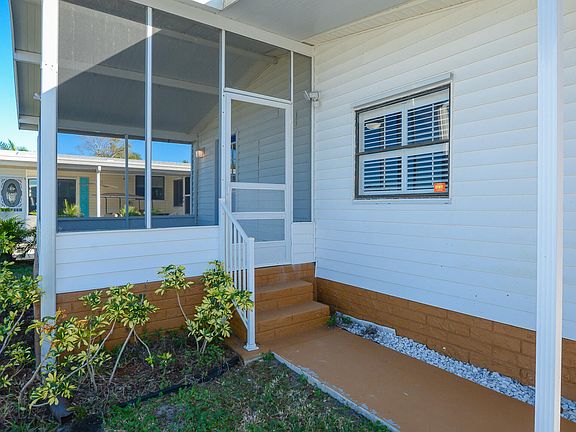 2nd image of 522 Hemingway Terrace